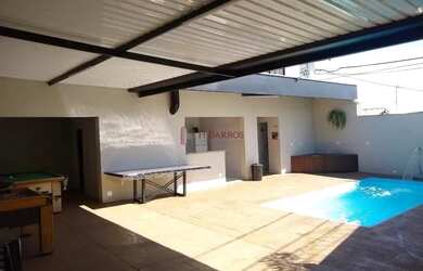 Imagem: A casa possui 3 Dormitórios, 2 Banheiros, 2 Vagas na garagem