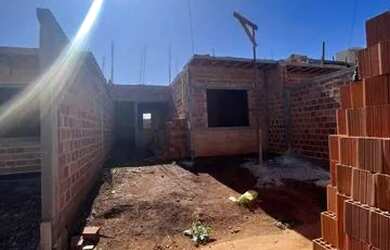 Imagem: A casa possui 2 Dormitórios, 1 Banheiro, 1 Vaga na garagem