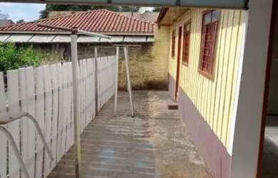 Imagem: A casa possui 1 Dormitório, 1 Banheiro, 1 Vaga na garagem e