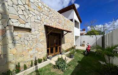 Imagem: A casa possui 3 Dormitórios, 4 Banheiros, 3 Vagas na garagem