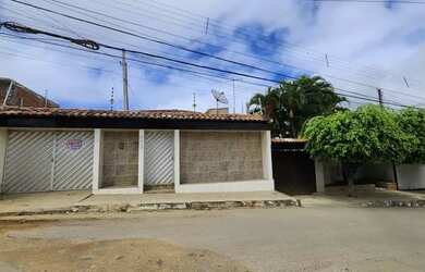 Imagem: A casa possui 3 Dormitórios, 2 Banheiros, 4 Vagas na garagem