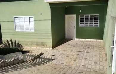 Imagem: A casa possui 3 Dormitórios, 2 Banheiros, 2 Vagas na garagem