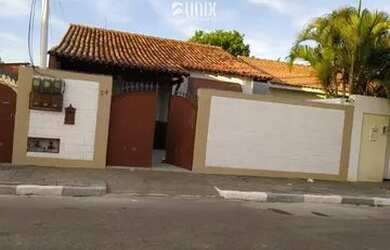 Imagem: A casa possui 3 Dormitórios, 1 Banheiro, 2 Vagas na garagem