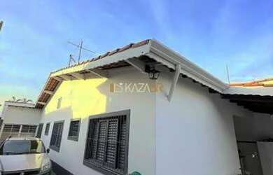 Imagem: A casa possui 5 Dormitórios, 4 Banheiros, 5 Vagas na garagem