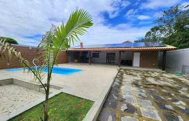 Imagem: A casa possui 4 Dormitórios, 5 Banheiros, 4 Vagas na garagem