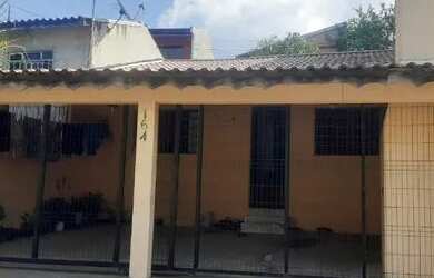 Imagem: A casa possui 3 Dormitórios, 1 Banheiro, 2 Vagas na garagem