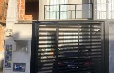 Imagem: A casa possui 2 Dormitórios, 2 Banheiros, 1 Vaga na garagem