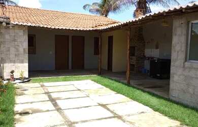 Imagem: A casa possui 2 Dormitórios, 2 Banheiros, 3 Vagas na garagem