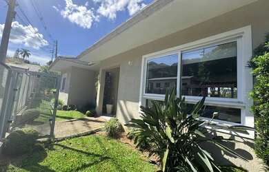 Imagem: A casa possui 3 Dormitórios, 2 Banheiros, 2 Vagas na garagem