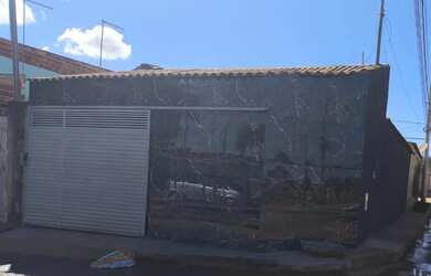 Imagem: A casa possui 2 Dormitórios, 1 Banheiro, 2 Vagas na garagem