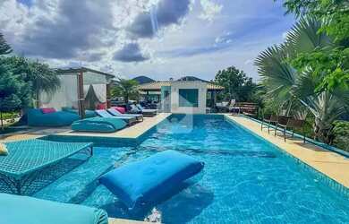 Imagem: A casa possui 3 Dormitórios, 3 Banheiros, 5 Vagas na garagem