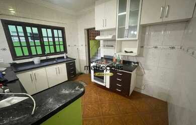 Imagem: A casa possui 2 Dormitórios, 3 Banheiros, 2 Vagas na garagem