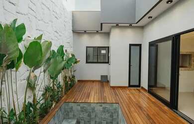 Imagem: A casa possui 3 Dormitórios, 2 Banheiros, 3 Vagas na garagem