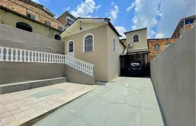 Imagem: A casa possui 3 Dormitórios, 2 Banheiros, 3 Vagas na garagem