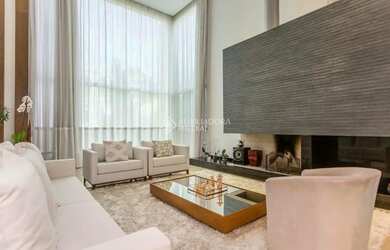 Imagem: A casa em condomínio possui 5 Dormitórios, 5 Banheiros, 4