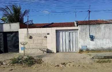 Imagem: A casa possui 2 Dormitórios, 1 Banheiro, 2 Vagas na garagem