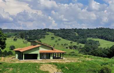 Imagem: A chácara possui 28000m² de Área e está localizado em Encosta