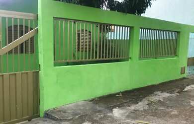 Imagem: A casa possui 5 Dormitórios, 3 Banheiros, 2 Vagas na garagem