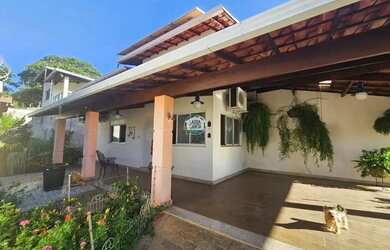 Imagem: A casa possui 5 Dormitórios, 5 Banheiros, 2 Vagas na garagem