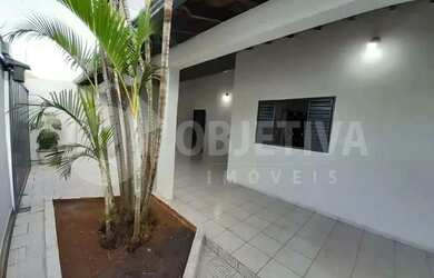 Imagem: A casa possui 3 Dormitórios, 3 Banheiros, 2 Vagas na garagem