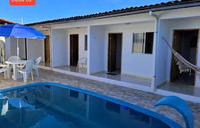 Imagem: A casa possui 4 Dormitórios, Acomodam 12 pessoas, 4 Vagas na