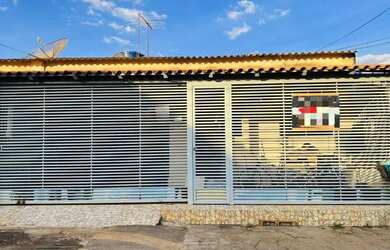 Imagem: A casa possui 4 Dormitórios, 3 Banheiros, 2 Vagas na garagem