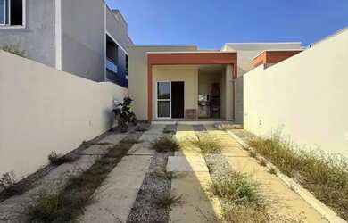 Imagem: A casa possui 2 Dormitórios, 2 Banheiros, 2 Vagas na garagem