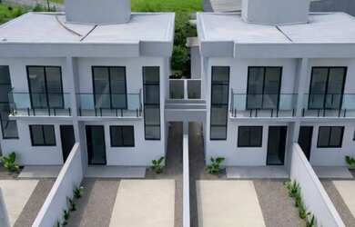 Imagem: A casa possui 2 Dormitórios, 2 Banheiros, 2 Vagas na garagem