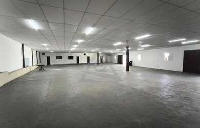 Imagem: O depósito para alugar possui 5 Vagas na garagem, 890m² de