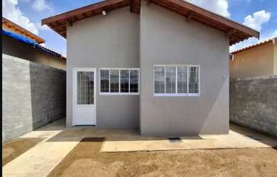 Imagem: A casa possui 2 Dormitórios, 1 Banheiro, 2 Vagas na garagem