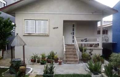 Imagem: A casa possui 4 Dormitórios, 4 Banheiros, 2 Vagas na garagem