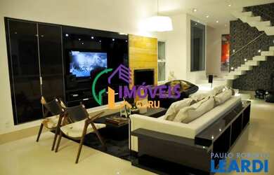 Imagem: A casa possui 3 Dormitórios, 5 Banheiros, 5 Vagas na garagem