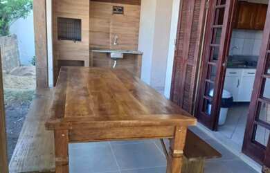 Imagem: A casa possui 3 Dormitórios, Acomodam 10 pessoas, 4 Vagas na