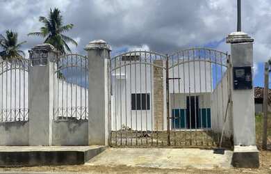 Imagem: A casa possui 3 Dormitórios, 2 Banheiros, 2 Vagas na garagem