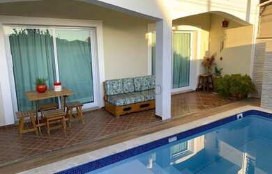 Imagem: A casa possui 3 Dormitórios, 3 Banheiros, 2 Vagas na garagem