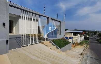 Imagem: A casa possui 3 Dormitórios, 2 Banheiros, 1 Vaga na garagem