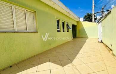 Imagem: A casa possui 4 Dormitórios, 2 Banheiros, 5 Vagas na garagem