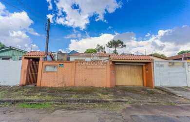 Imagem: A casa possui 3 Dormitórios, 3 Banheiros, 2 Vagas na garagem