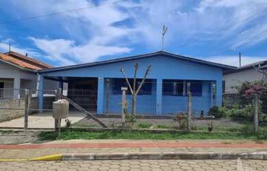 Imagem: A casa possui 2 Dormitórios, 1 Banheiro, 1 Vaga na garagem