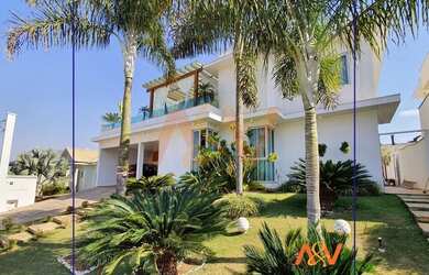 Imagem: A casa em condomínio possui 5 Dormitórios, 5 Banheiros, 4