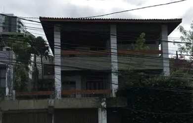 Imagem: A casa possui 4 Dormitórios, 5 Banheiros, 4 Vagas na garagem