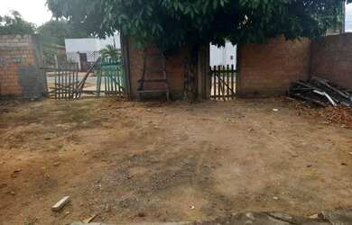 Imagem: A casa possui 3 Dormitórios, 2 Banheiros, 1 Vaga na garagem