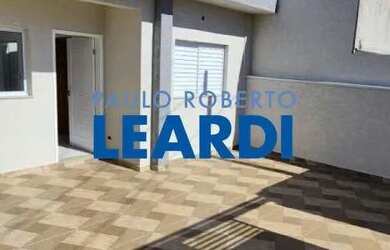 Imagem: A casa possui 3 Dormitórios, 2 Banheiros, 2 Vagas na garagem