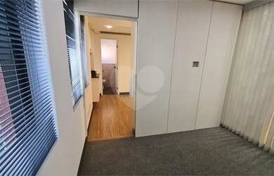 Imagem: O depósito possui 2 Vagas na garagem e 45m² de Área e está