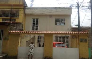 Imagem: A casa possui 3 Dormitórios e 2 Banheiros e está localizado