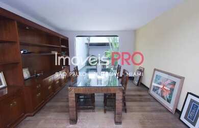 Imagem: A casa possui 4 Dormitórios, 5 Banheiros, 4 Vagas na garagem