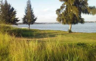 Imagem: A casa possui 2 Dormitórios, 1 Banheiro, 3 Vagas na garagem