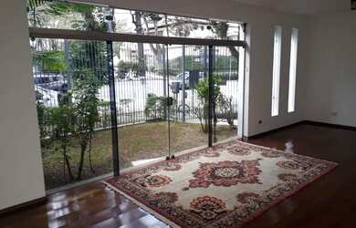 Imagem: A casa possui 4 Dormitórios, 5 Banheiros, 5 Vagas na garagem