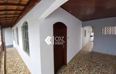 Imagem: A casa possui 3 Dormitórios, 1 Banheiro, 2 Vagas na garagem