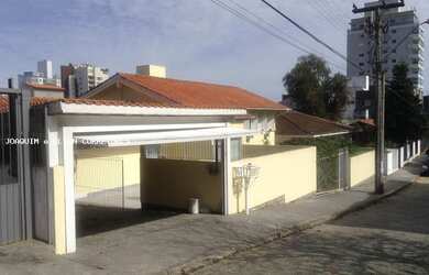 Imagem: A casa possui 4 Dormitórios, 5 Banheiros, 5 Vagas na garagem